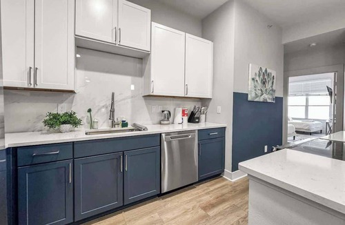 Deep Ellum Apartment | Spacious 3BR2BA Stay Deep Ellum w/Pool Gym Parking