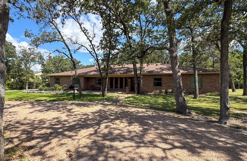 College Station House | Spacious 4-bedroom house on wooded acre lot near campus