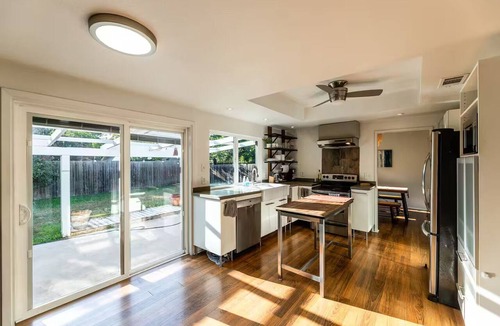 North Austin Civic Association House | Spacious 4-Bedrooms House with AC Near Domain & Q2, Sleeps 10, Patio + BBQ