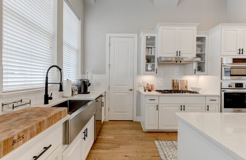 Riverside House | Spacious 4 Story House 1 Mile From Downtown