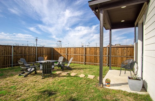 West Dallas House | Spacious 4BR Retreat, Sleeps 10, Backyard + Near Dallas