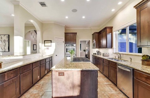 Barton Creek House | Spacious 5 Bdrm Greenbelt Home with Pool - Family & Pet Friendly