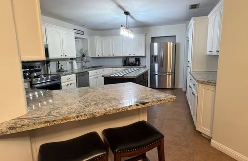 Palmhurst House | Spacious 5-bedroom 3.5 bath home on 1/2 an acre in Mission. Pet friendly.
