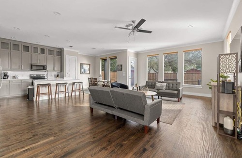 West Dallas House | Spacious 5 Bedroom Dallas Home for Families