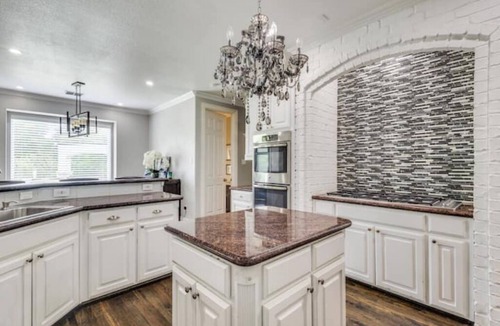 Flower Mound House | Spacious 5-bedroom house with AC. House located near lake in Flower Mound.