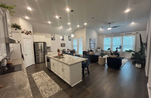 Justin House | Spacious 5 BR 3 BA house in lovely Justin with WiFi, AC, Garage, Tesla Charger