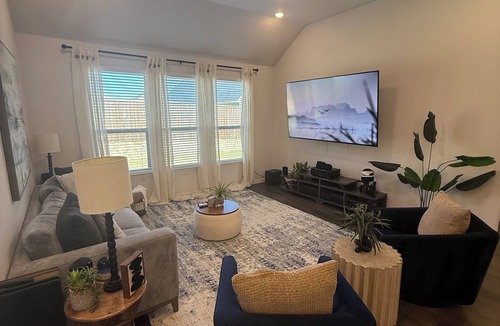 Justin House | Spacious 5 BR 3 BA house in lovely Justin with WiFi, AC, Garage, Tesla Charger