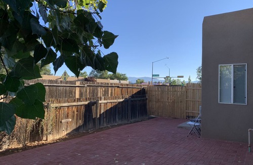 Southside Apartment | Spacious 950 sq ft 2 BR 1.7BA w/yard (Remodeled)
