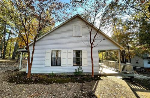 Zwolle House | Spacious Cabin with Resort Amenities and Shared Outdoor Deck near Zwolle, Louisiana
