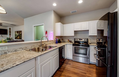 Como House | Spacious & Comfortable 3 Bedroom Home with Garage