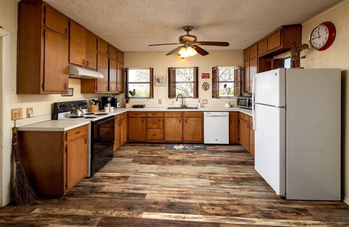 Dennis House | Spacious Cottage Rental for Group Getaway on Ranch near Dallas, Texas