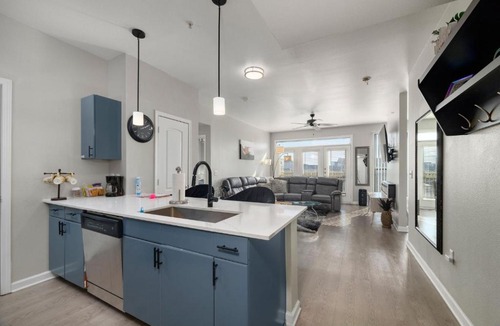 Far North Dallas Apartment | Spacious Dallas Apartment with City Views Near Galleria Mall