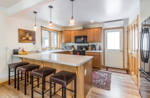 Ouray Condo | Spacious Deck | Fireplace | Mountain Views | Air Conditioning