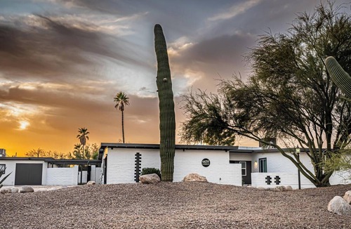 Oracle Heights Estates House | Spacious Desert Retreat: Pickleball, Pool & Spa, Putting Green, & Playground