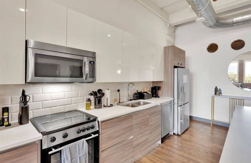 Downtown Dallas Apartment | Spacious Downtown Loft I Walk to Conv Ctr I parking