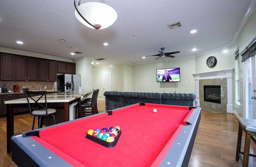 Willow Meadows/Willowbend Area House | Spacious Family Gem: Near NRG Stadium-Med Center - Pool Table - BBQ -11guests