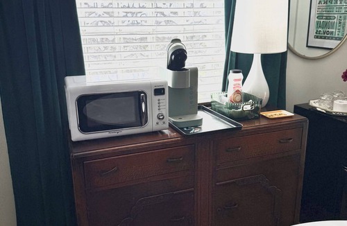 Weatherford Cottage | Spacious guesthouse located in the heart of Weatherford.