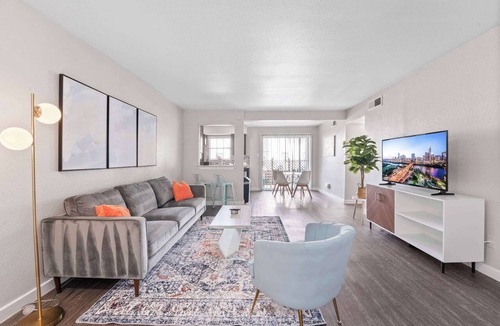 Riverside Apartment | Spacious King Bed 2BR Suite, 5 Min to DT w/pool