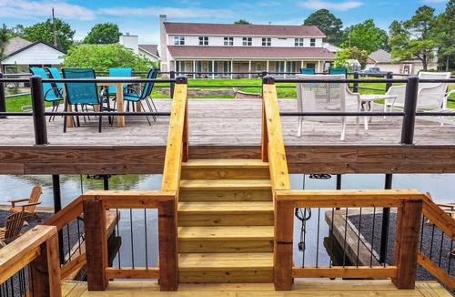 Cedar Creek Reservoir House | Spacious Lakefront Compound, 12BR, Boat Dock, Hot Tubs, Fire Pits, Sleeps 36