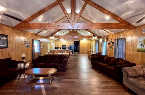 Zwolle Cabin | Spacious Lakeview Lodge & Cabin Combo with Fishing Pier Access near Zwolle, Louisiana