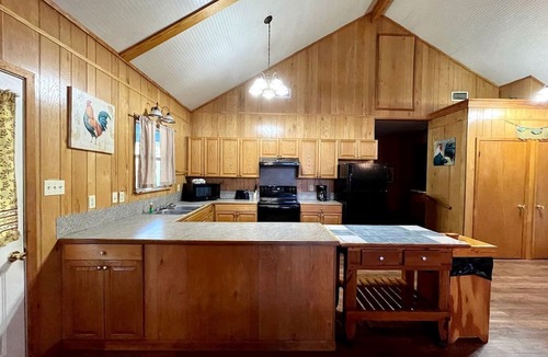 Zwolle Cabin | Spacious Lakeview Lodge & Cabin Combo with Fishing Pier Access near Zwolle, Louisiana