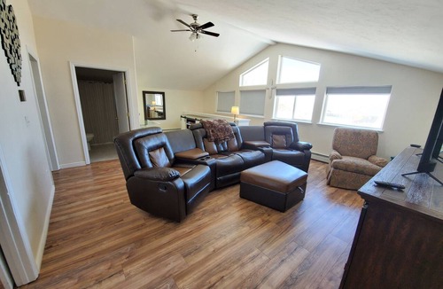 Alamosa House | Spacious - Three king rooms, two living rooms in a quiet neighborhood
