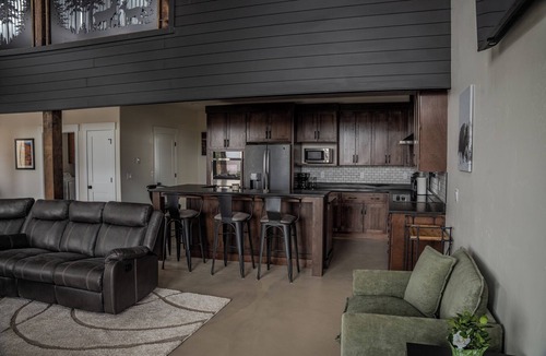 Teasdale House | Spacious Utah Retreat -Sleeps 20+ people - Near Capital Reef National Park
