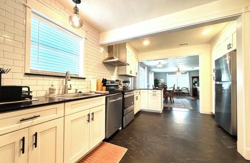 Kerrville House | Spacious Vintage Gem - Big Yard - Close to Downtown & Schreiner - Dogs Welcome!