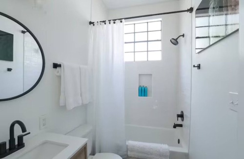 Spanish Town Historic District Apartment | Spanish Town Revival Upscale Downtown Retreat