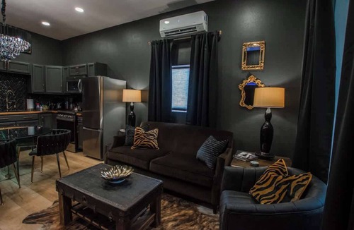 South Broadway Apartment | "Speakeasy Suite" @ ArnoTriplex!
