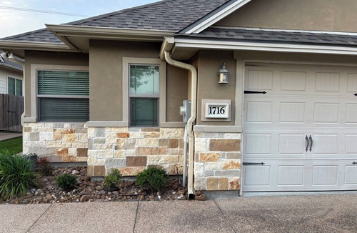 Harvey Hillsides House | Spend time in this family friendly peaceful 3-bedroom 2 bath townhouse sleeps 8.