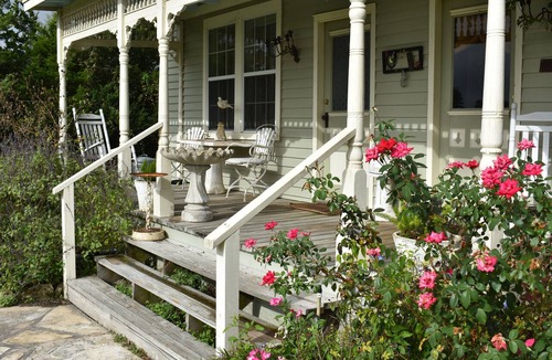 Warrenton House | "Spend Time in the Country" only 3.5 miles into Round Top, TX