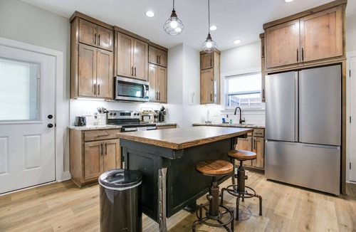 San Angelo House | Stay at Sunrise is a golden retreat located one block from the river.