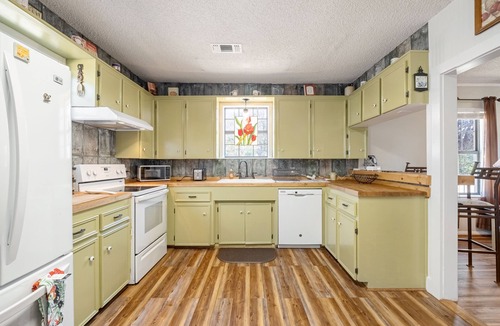 Carmine Cottage | Stay Eat Shop & Antiques. 10 min to Roundtop 5 min to La Bahia & local Wineries.