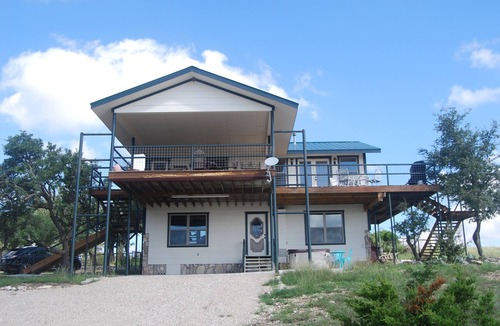 Harper House | Stay on a ranch in the Texas Hill Country relax and visit nearby wine country!