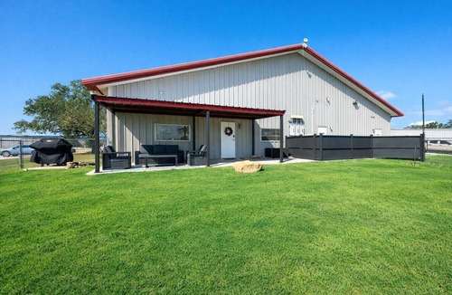 College Station Apartment | Steel Studio ~ Stylish 2BR + Fenced Yard