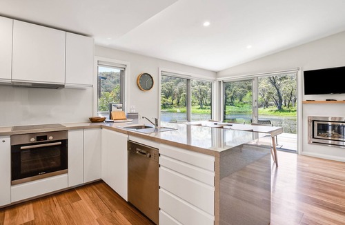 Crackenback Ski Chalet | Stillwater Chalet A - Amazing Lakefront 2BR Chalet l BBQ l Gym l Tennis l Indoor Pool