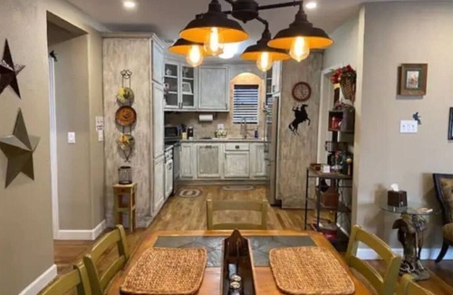 Fort Worth House | StockYards!-1.5 blk away ! Cowboy Cottage sleeps 9, TCU close by