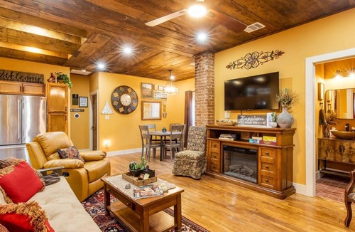 Fort Worth House | Stockyards 5 mins!-New!-Sleeps 8. Cedar House, TCU close by