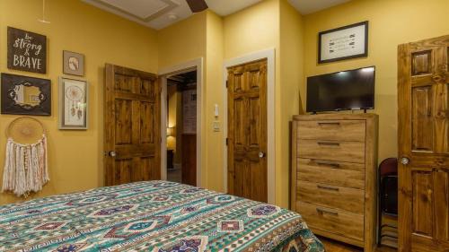 Fort Worth House | Stockyards 5 mins, New, Sleeps 8 Cedar House, TCU