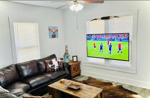 Fort Worth House | Stockyards Getaway: Western Charm Near Stockyards