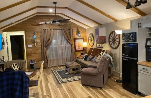 Fort Worth Cabin | Stockyards-Walk 1.5 Block to StockYards-Cowboy Cabin, TCU close by