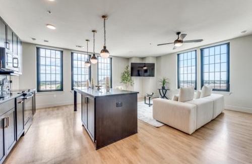 Deep Ellum Apartment | Stunning highrise downtwn Dallas
