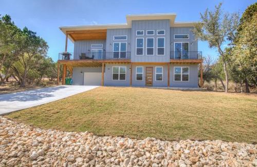 Point Venture House | Stunning Lake Home with Pool-Beach-Gym-Boat Access