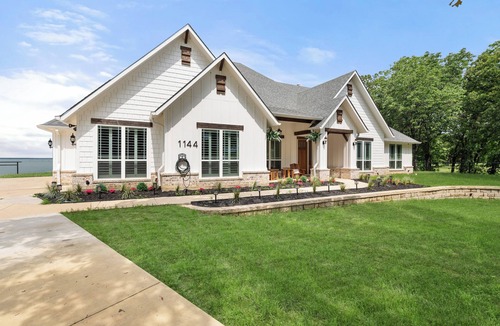 Streetman House | Stunning, New Lakefront Home with Private Boat Ramp
