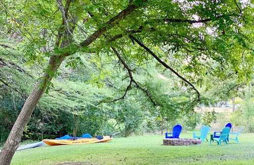 Leakey House | STUNNING Private Frio River! Ping Pong, Guest Cabin, Rope Swing, Kayak Heaven