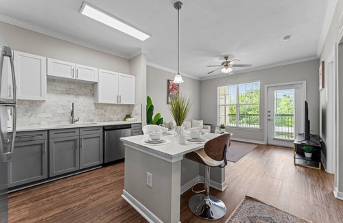 Alden Bridge Apartment | Stylish 1BR Minutes to The Woodlands TX