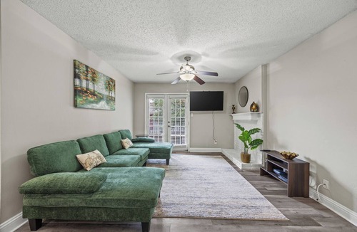 Addison Apartment | Stylish 1BR + pool Walk to Bars & Bites in the heart of Addison