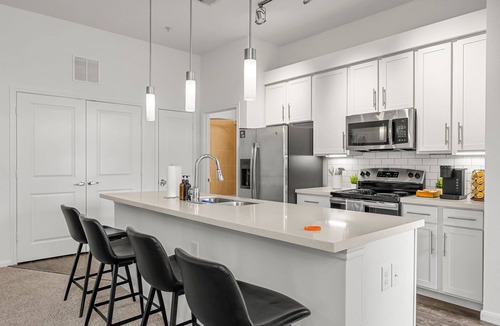 Montopolis Apartment | Stylish 2-bedroom with Balcony, Gym & Pool - Near Downtown & Airport