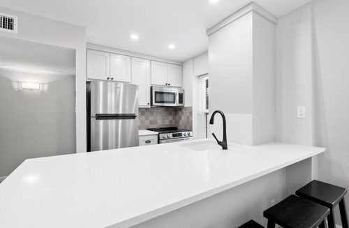 South Congress Condo | Stylish 3BR/2BA with large pool in HEART of SOCO!